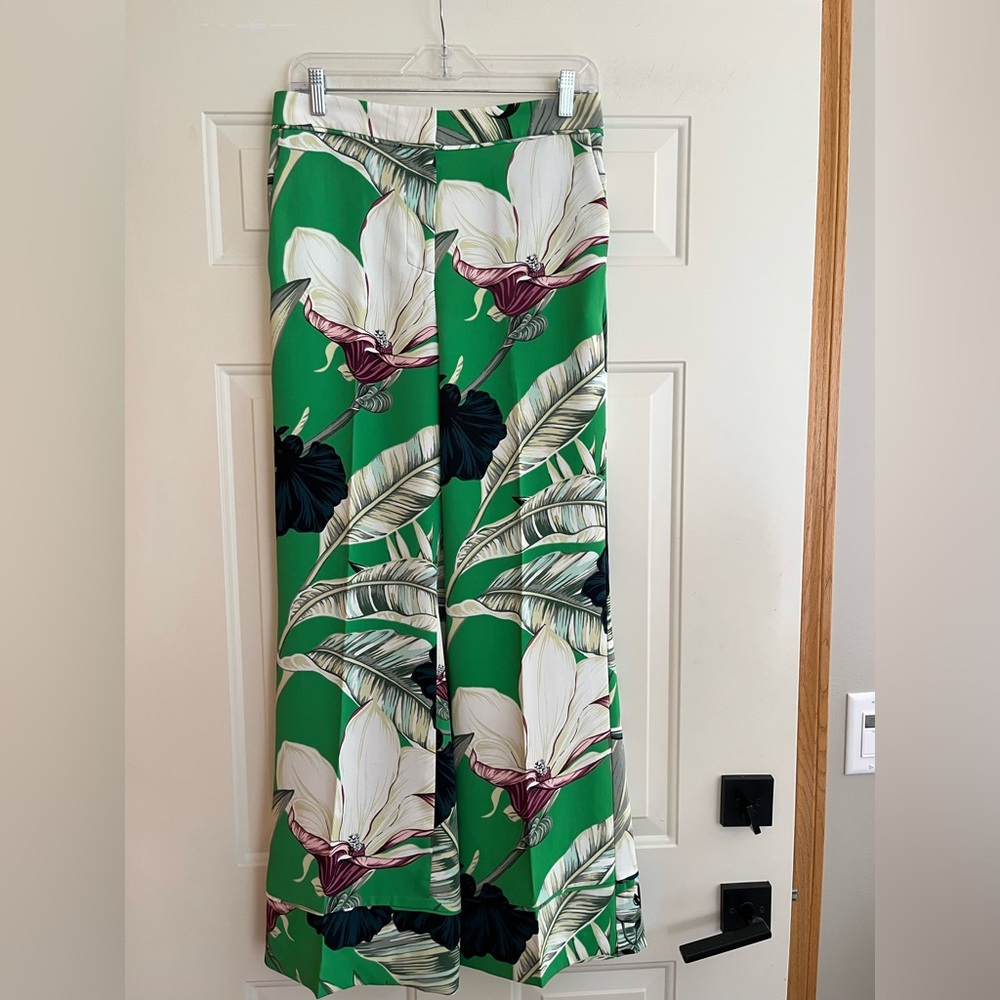 AnnTaylor The Drapy wide leg green tropical leaf resort wear pant. Size 4